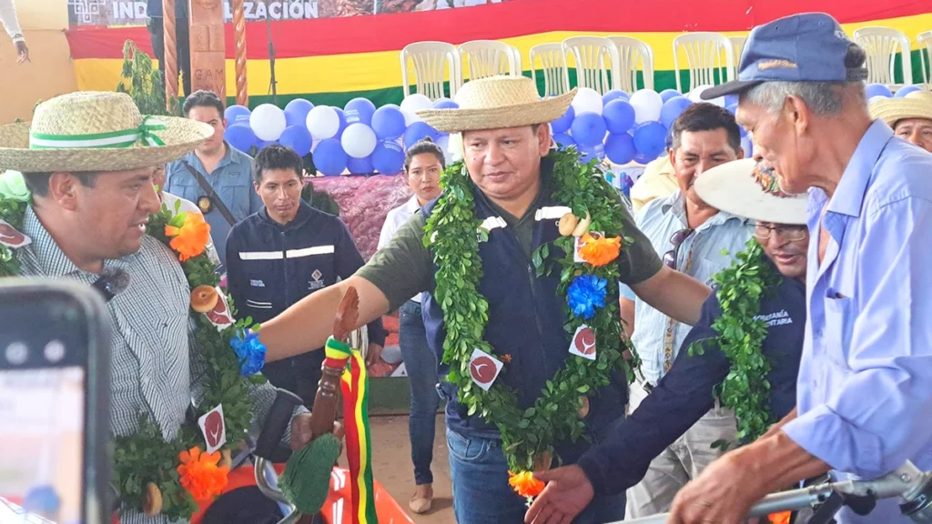 Ministro Yamil Flores Lazo entrega desbrozadoras a productores de San Miguel de Velasco