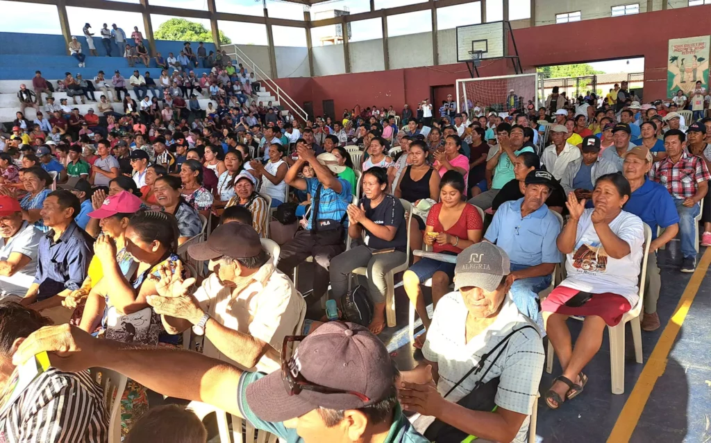 Ministro Yamil Flores Lazo entrega desbrozadoras a productores de San Miguel de Velasco