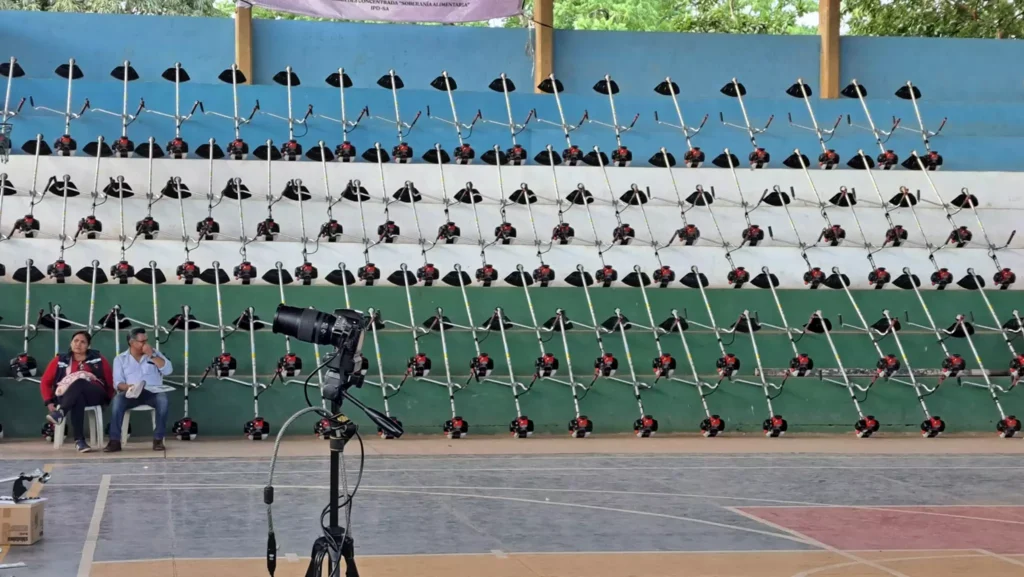 Ministro Yamil Flores Lazo entrega desbrozadoras a productores de San Miguel de Velasco