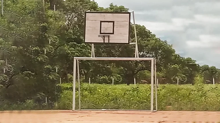 El Gobierno Autónomo Municipal de San Miguel de Velasco Inicia el Mantenimiento de Canchas Polifuncionales en el Distrito Capital