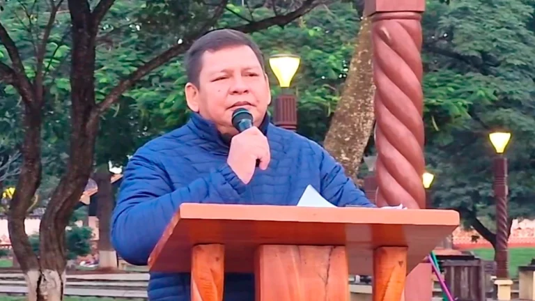 Alcalde de San Miguel Llama a la Acción Patriótica y Detalla Inversiones en Educación y Salud